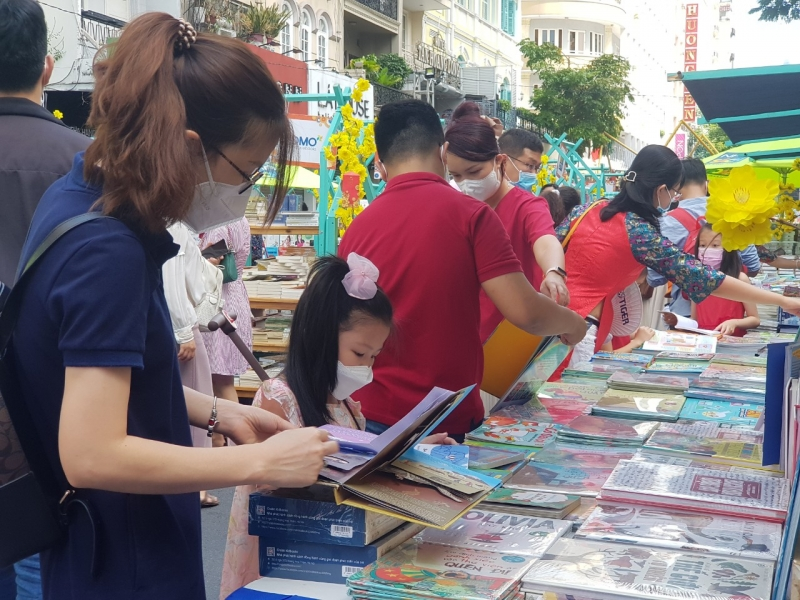 Người từ quê vào lại Thành phố Hồ Chí Minh tranh thủ du xuân những ngày nghỉ Tết (05/02/2022)